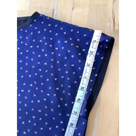 Closing sale❣️ Cobalt blue and black printed blouse - Picture 4 of 4